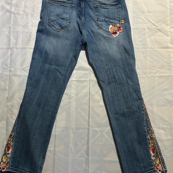 DRIFTWOOD Blue Jeans with Floral Embroidery 31P - Picture 10 of 13